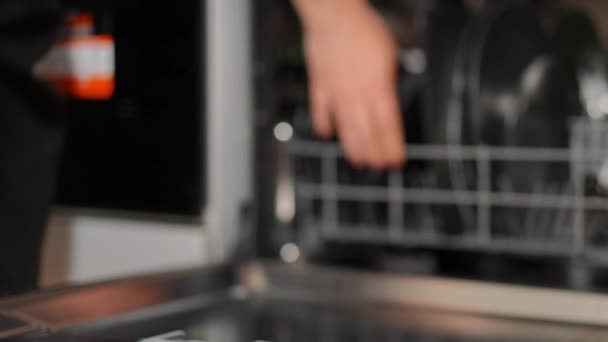 Yakın Plan Beyaz Kadın Bulaşık Makinesinin Rafını Çek Evdeki Mutfakta — Stok video