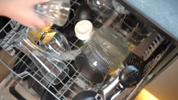 Vista Superior Mão Feminina Colocando Copos Prateleira Fechamento Máquina Lavar — Vídeo de Stock
