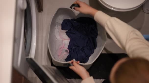 Üst Düzey Bir Kadın Çamaşır Makinesinin Içine Çamaşırları Yerleştirip Kapıyı — Stok video