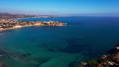 Kıbrıs 'taki Akdeniz' in mavi körfezi uzaklaşsın. Turist beldesinde güneş ışığında geniş açılı okyanus suyu.