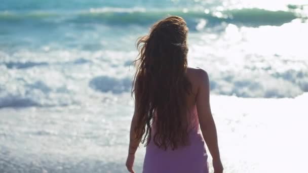 Vista Posterior Joven Mujer Caucásica Pie Playa Arena Del Mar — Vídeos de Stock
