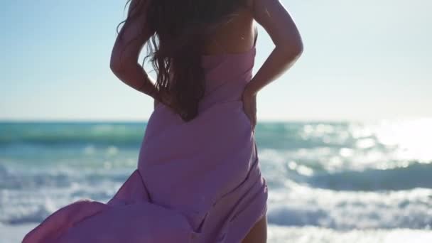 Вид Сзади Стройная Неузнаваемая Молодая Женщина Фиолетовом Платье Стоящая Солнечном — стоковое видео