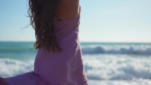Pedestal Tiro Jovem Mulher Caucasiana Costa Mar Mediterrâneo Dia Ensolarado — Vídeo de Stock
