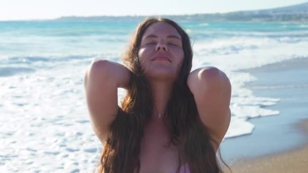 Портрет Щасливої Молодої Жінки Закритими Очима Насолоджувався Відпочинком Блакитними Середземноморськими — стокове відео