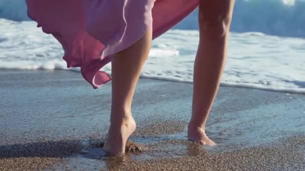 Pernas Femininas Bronzeadas Finas Areia Com Ondas Oceânicas Espumosas Rolando — Vídeo de Stock
