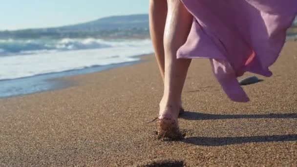 Seguimiento Piernas Tiro Mujer Joven Paseando Por Playa Arena Costa — Vídeos de Stock