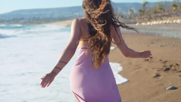 Жива Камера Показує Радісну Молоду Жінку Одязі Яка Повільно Бігає — стокове відео
