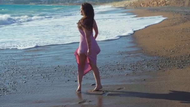 Amplio Tiro Hermosa Mujer Descalza Excitada Vestido Girando Caminando Cámara — Vídeos de Stock