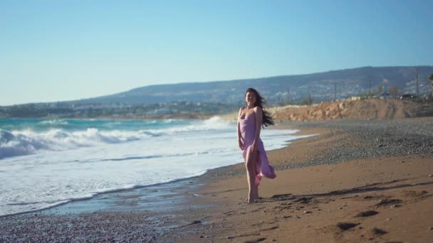 Вид Сбоку Довольной Улыбающейся Молодой Женщины Стоящей Солнечном Песчаном Пляже — стоковое видео