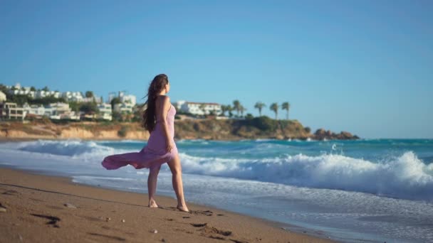 Mavi Akdeniz Dalgalarını Seven Genç Bir Kadın Kumsalda Ağır Çekimde — Stok video