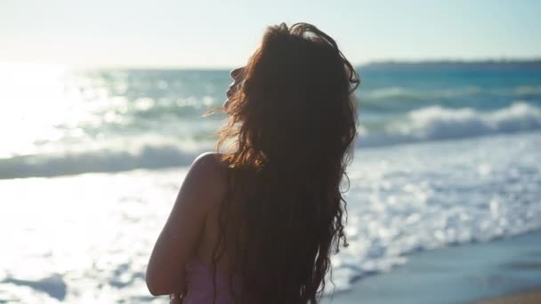 Mujer Morena Joven Pie Bajo Sol Amanecer Playa Del Mar — Vídeos de Stock