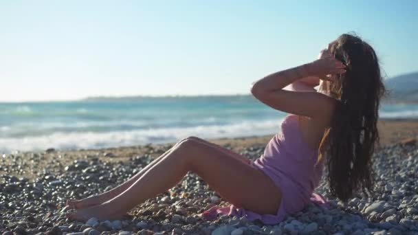Вид Сбоку Расслабила Счастливая Молодая Женщина Сидящая Песке Любуясь Средиземным — стоковое видео