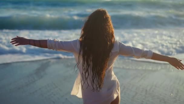 Gün Batımında Akdeniz Köpüklü Dalgalarına Doğru Yürüyen Zayıf Genç Kadın — Stok video