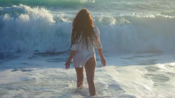 Mujer Joven Caminando Olas Mar Mediterráneo Cayendo Dejando Cámara Lenta — Vídeos de Stock