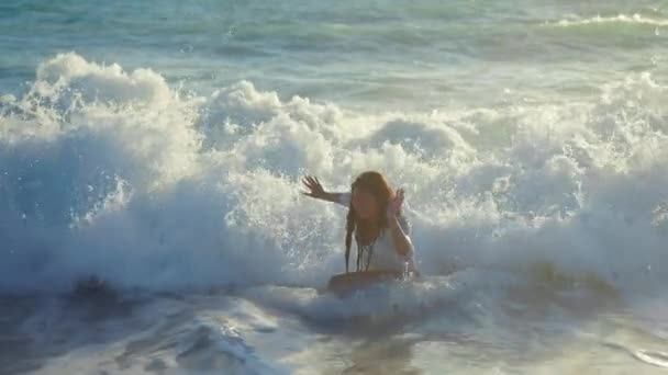 キプロスの地中海の泡立つ波の中で陽気な興奮した若い女性 海の水の中で白人観光客が日光の下でビーチに飛び散るのを — ストック動画