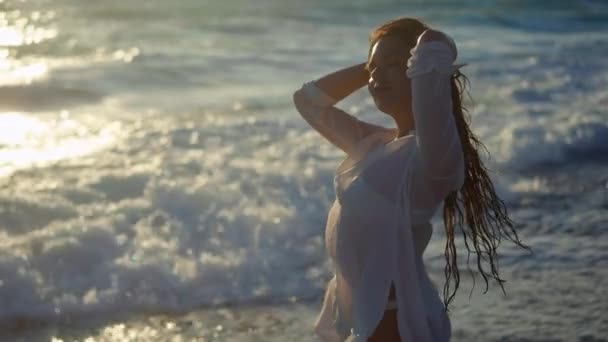 Живая Камера Приближается Счастливой Расслабленной Женщине Стоящей Лучах Заката Пляже — стоковое видео