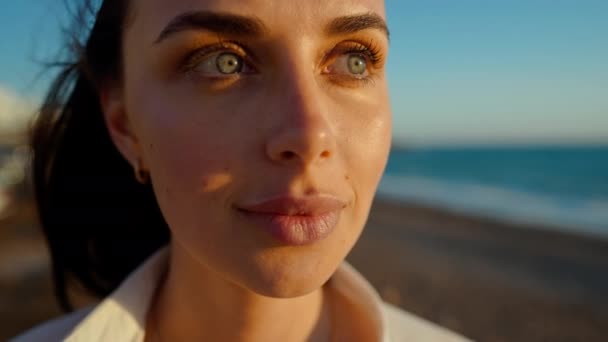 Збільшений Портрет Молодої Красивої Жінки Золотому Заході Сонця Середземноморському Узбережжі — стокове відео