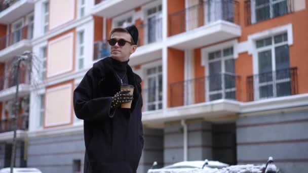 Stylový Kavkazský Gay Který Chodí Šálkem Kávy Ulici Usmívá Pozitivní — Stock video