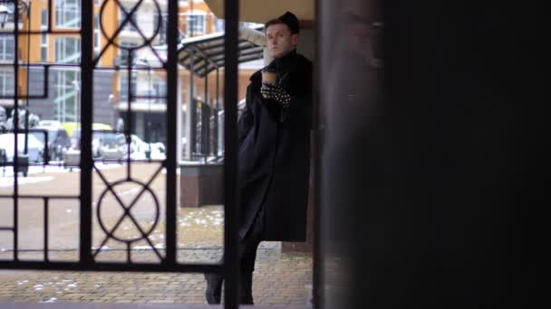 Weitschossener Eleganter Junger Schwuler Mann Schwarzem Outfit Lehnt Einer Wand — Stockvideo