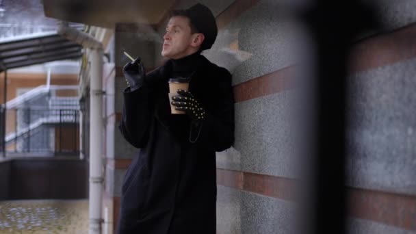 Bărbat Homosexual Încrezător Fumează Strada Orașului Uitându Cameră Uitându Mișcare — Videoclip de stoc