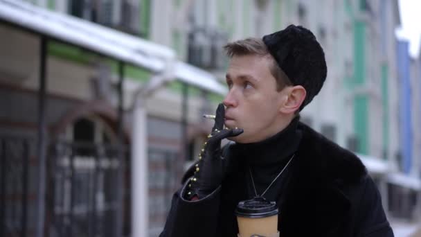 Pewny Siebie Człowiek Lgbt Palący Papierosy Pijący Kawę Spacerując Ulicą — Wideo stockowe