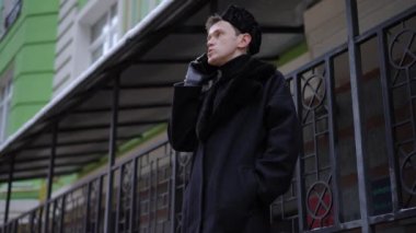 Kızgın bir eşcinselin telefonda dışarıda tartıştığı son açı. Şehir merkezindeki akıllı telefondan tartışan orta boy, rahatsız, beyaz, LGBT 'li bir adam.