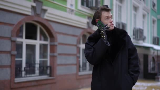 Sinirli Eşcinsel Adam Telefonda Konuşuyor Şehir Caddesinde Yürüyor Ağır Çekimde — Stok video