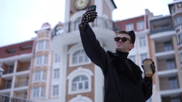 Rilassato Uomo Gay Sicuro Elegante Cappotto Occhiali Sole Prendendo Selfie — Video Stock