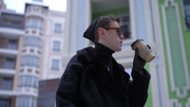 Kamera Żywo Krążąca Wokół Stylowego Mężczyzny Lgbt Pijącego Kawę Zwolnionym — Wideo stockowe