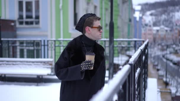 Stylowy Gej Papierową Filiżanką Kawy Stojący Zimowy Dzień Miejskim Balkonie — Wideo stockowe