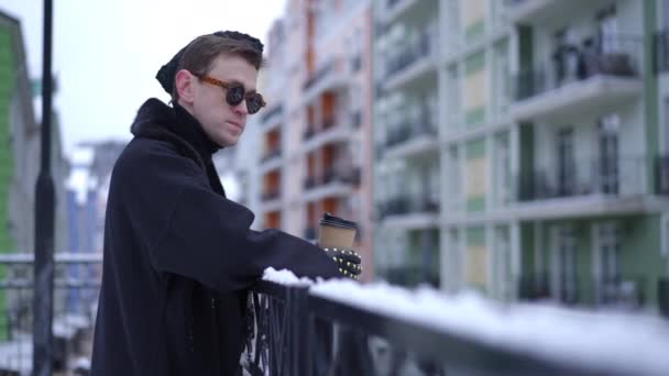 Seitenansicht Lgbt Mann Mit Sonnenbrille Einem Trüben Morgen Der Großstadt — Stockvideo