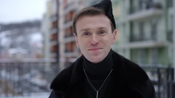Leende Glad Homosexuell Man Tittar Kameran Skålar Med Papper Kaffekopp — Stockvideo