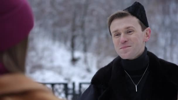 Портрет Щасливої Лгбт Людини Яка Обіймає Друга Холодний Зимовий День — стокове відео