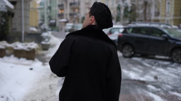 Widok Tyłu Człowiek Lgbt Spacerujący Zimowej Ulicy Miasta Rozglądając Się — Wideo stockowe