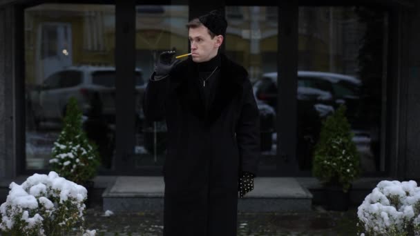 Sebevědomý Lgbt Muž Stojící Zimním Dni Městské Budově Cigaretou Ústech — Stock video