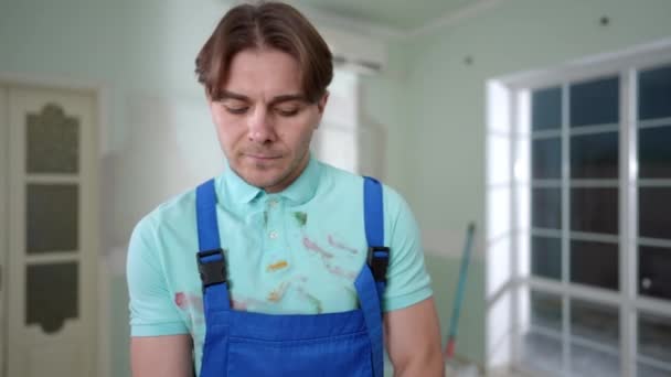 교차하는 작업복을 남성의 초상화 거실에 청소하는 집에서 스러운 — 비디오