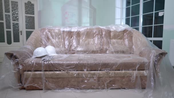 Folienbezogene Couch Wohnzimmer Und Müdes Teenagermädchen Und Junger Mann Sitzen — Stockvideo