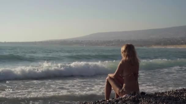 キプロスで日の出を眺めながら気楽な女性がリラックスした地中海のビーチを撮影しました 夜明けに休暇のレジャーを楽しむ幸せな白人女性観光客屋外 — ストック動画