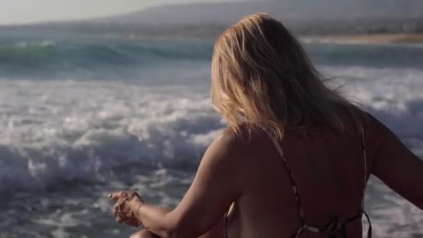 Mulher Relaxada Bronzeada Sentada Costa Mar Mediterrâneo Com Ondas Espumosas — Vídeo de Stock
