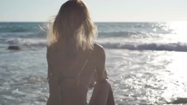 Погляд Стрункої Жінки Світанку Яка Сидить Пляжі Насолоджуючись Спокоєм Відпустці — стокове відео