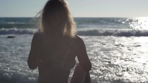 Погляд Середній Кадр Стрункої Жінки Одягненої Сонячні Окуляри Підкидаючи Волосся — стокове відео