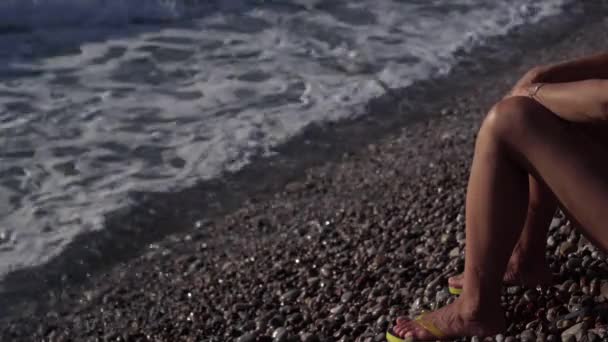 Піноплавні Середземноморські Хвилі Котяться Піщаному Узбережжі Засмаглими Жіночими Стрункими Ніжками — стокове відео