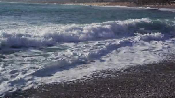 Zbliżenie Fale Morza Śródziemnego Chlapanie Wybrzeżu Pianką Wschodzie Słońca Krystalicznie — Wideo stockowe