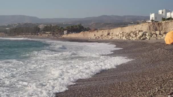 Brede Shot Pittoreske Toeristische Resort Baai Cyprus Buiten Blauwe Schuimende — Stockvideo