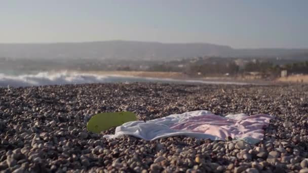 Handdoek Slippers Kiezelstrand Met Golven Van Middellandse Zee Achtergrond Geen — Stockvideo