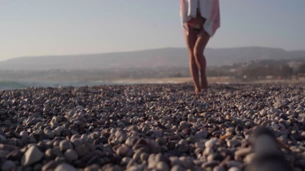 Mulher Bronzeada Irreconhecível Passeando Praia Mar Mediterrâneo Pôr Sol Colocando — Vídeo de Stock