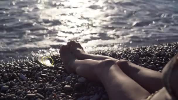 Close Pernas Femininas Bronzeadas Crepúsculo Com Ondas Mar Mediterrâneo Salpicando — Vídeo de Stock