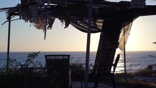 Πολυθρόνες Και Τραπέζι Εγκαταλελειμμένο Περίπτερο Στην Ακτή Της Μεσογείου Ηλιοβασίλεμα — Αρχείο Βίντεο