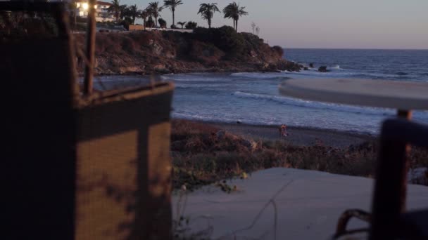 Weitwinkelige Mittelmeerküste Mit Einer Frau Die Kieselstrand Bei Goldenem Sonnenuntergang — Stockvideo