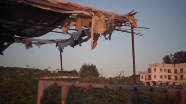 Megrepedt Tető Elhagyott Pavilon Arany Naplemente Cipruson Elpusztított Elhanyagolt Épület — Stock videók